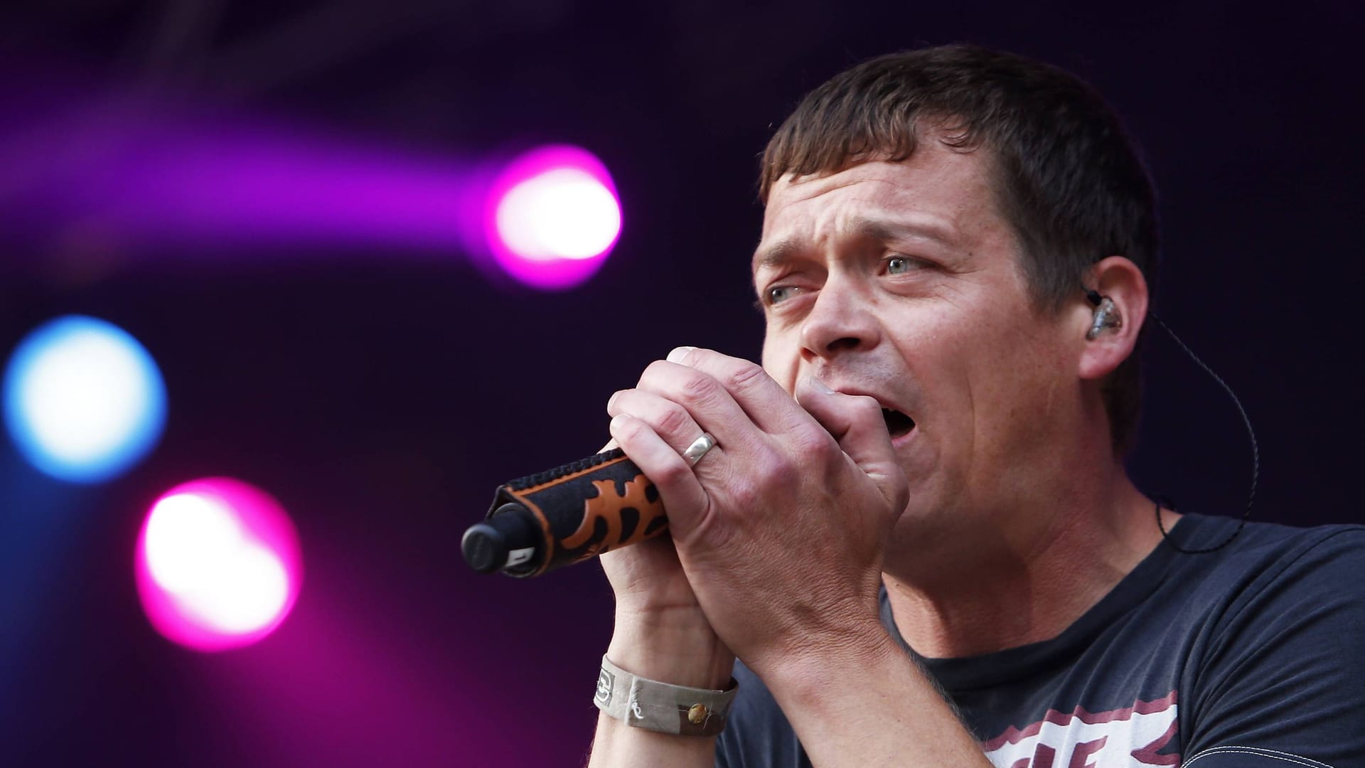 Brad Arnold bei einem Auftritt – 3 Doors Down Frontmann