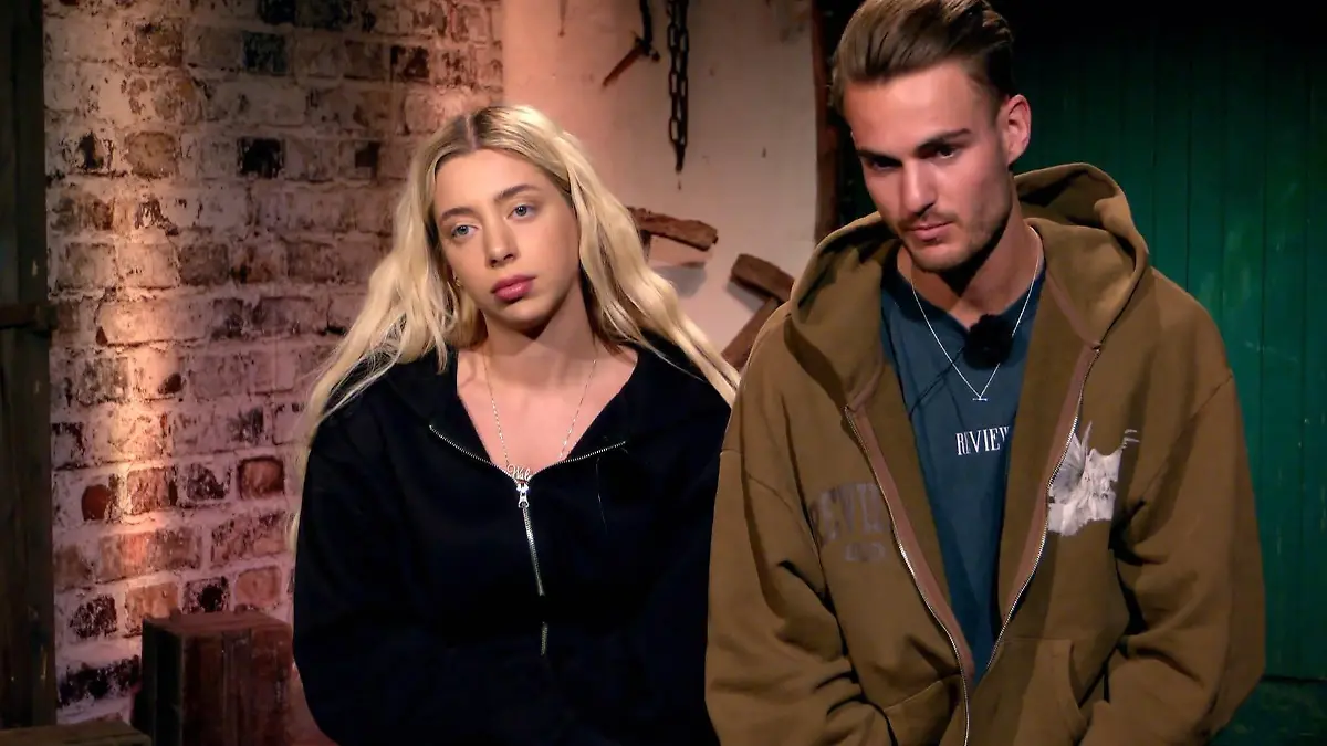 Walentina Doronina lächelt vor der Kamera bei einer Reality-TV-Produktion