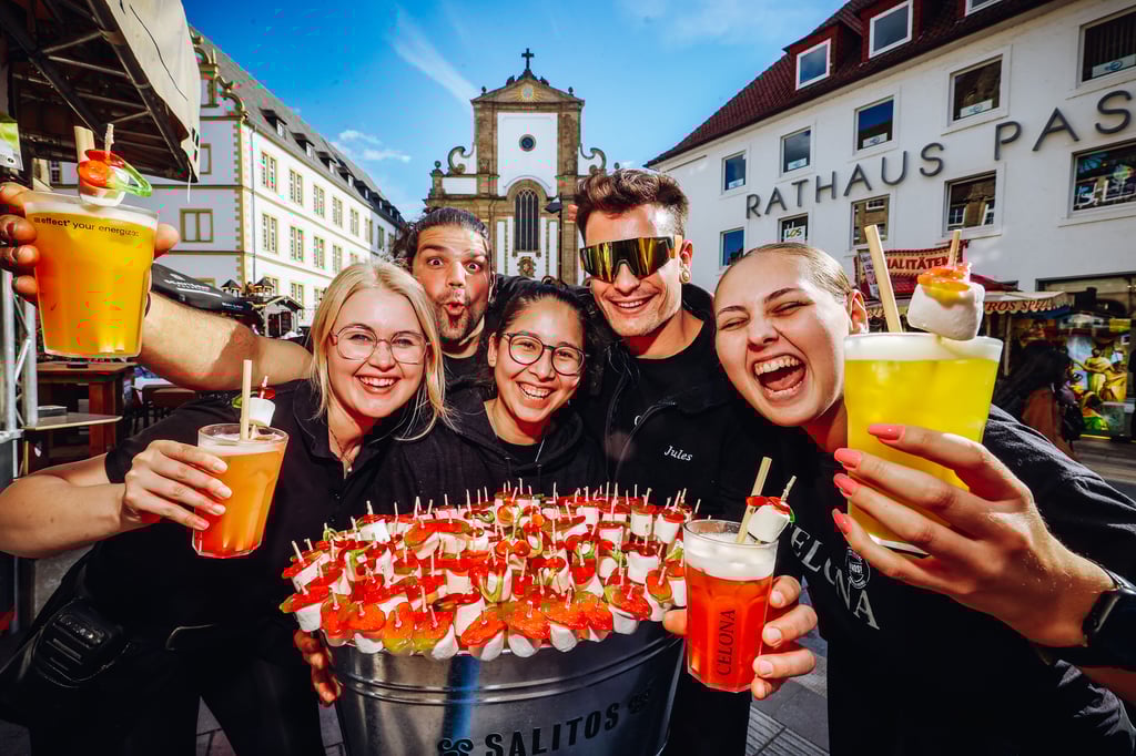 Blick auf das Frühlingsfest in der Paderborner Innenstadt mit Musik und fröhlichen Besuchern