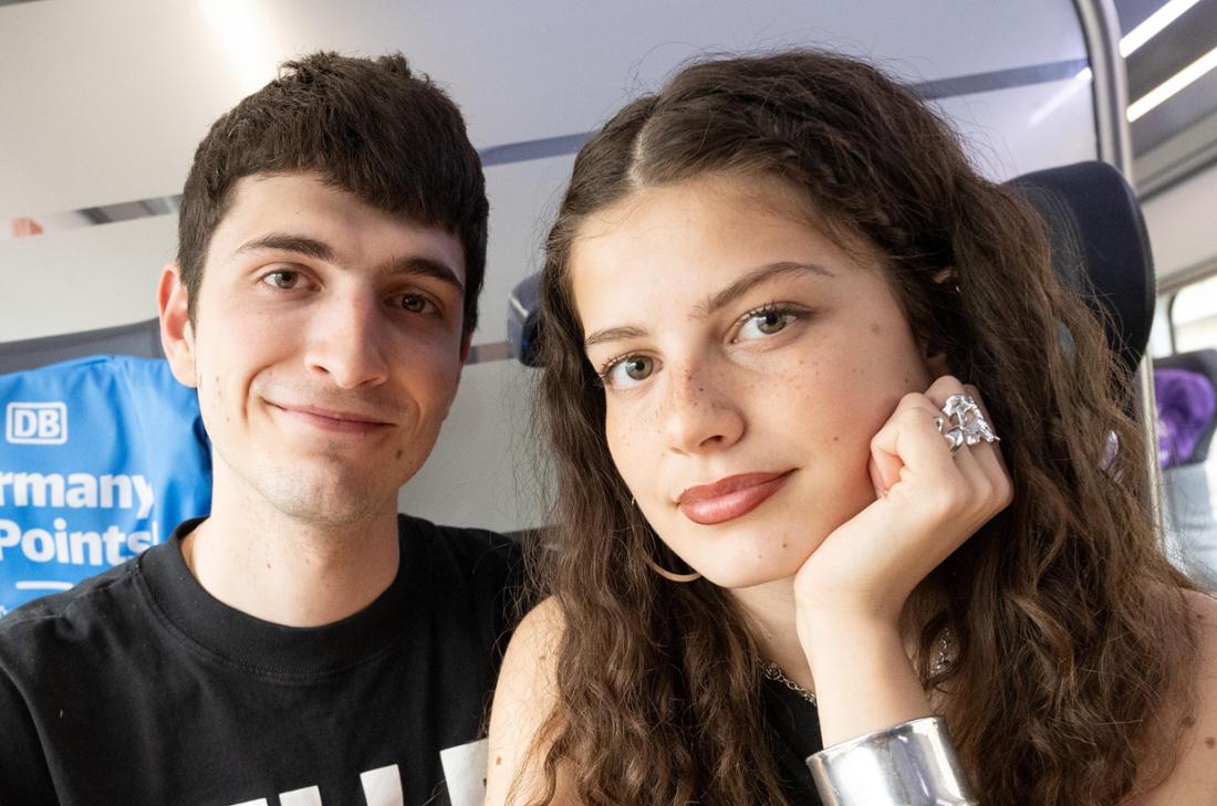 Szene vom Eurovision Song Contest 2025 in Basel mit Fokus auf KAJ und das Publikum