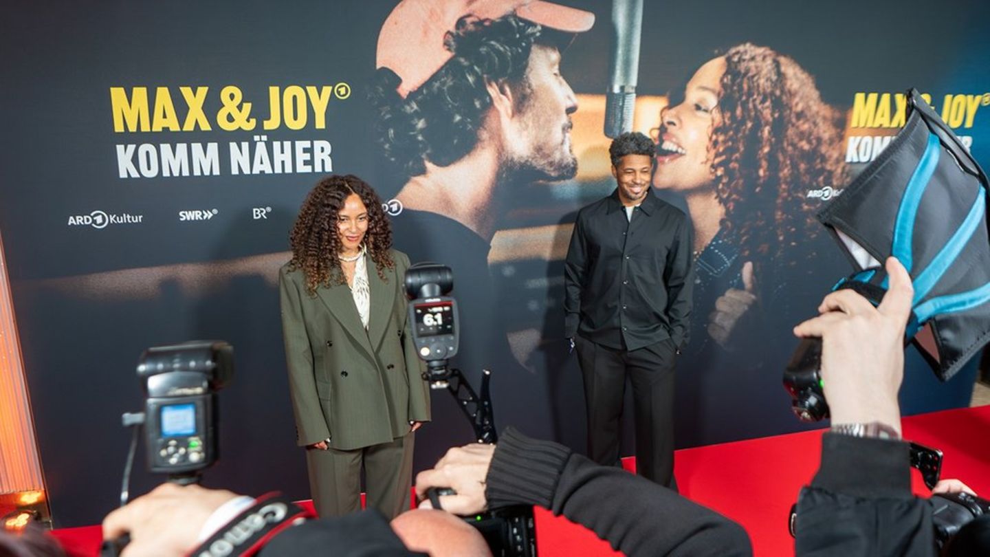 Joy Denalane im Rampenlicht während der Doku-Premiere
