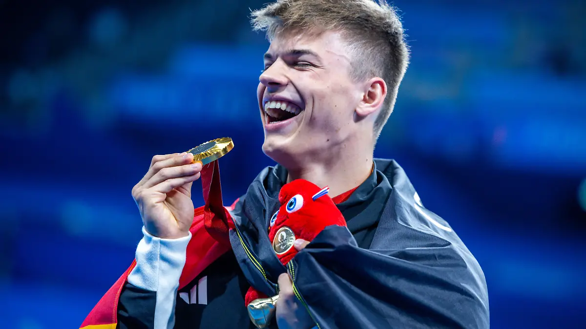 Taliso Engel beim Schwimmen – der paralympische Para-Sportler wechselt auf das Tanzparkett