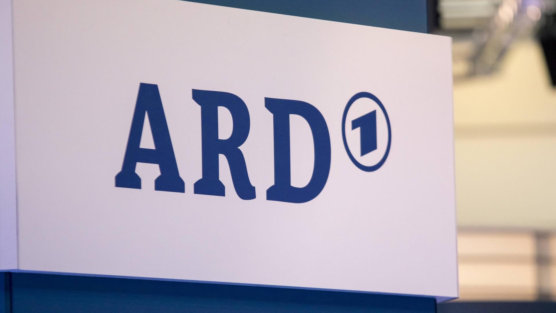 RTL Programm heute – TV-Studio mit Moderatoren