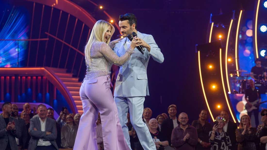 Christin Stark bei der Moderation der Schlagerhitparade im MDR-Studio