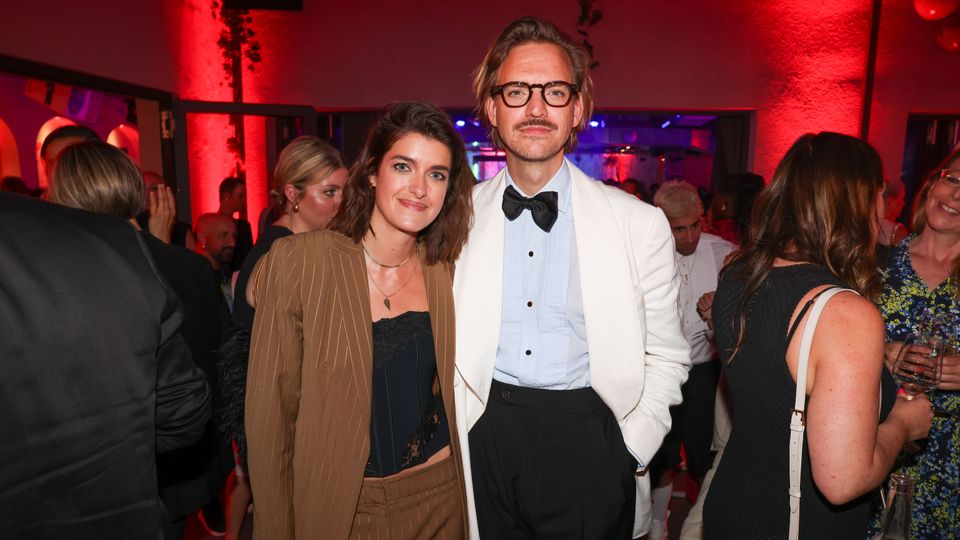 Marie Nasemann und Sebastian Tigges auf einem Event in Berlin – Cover zu ihrer Beziehungs-Podcast-Zeit