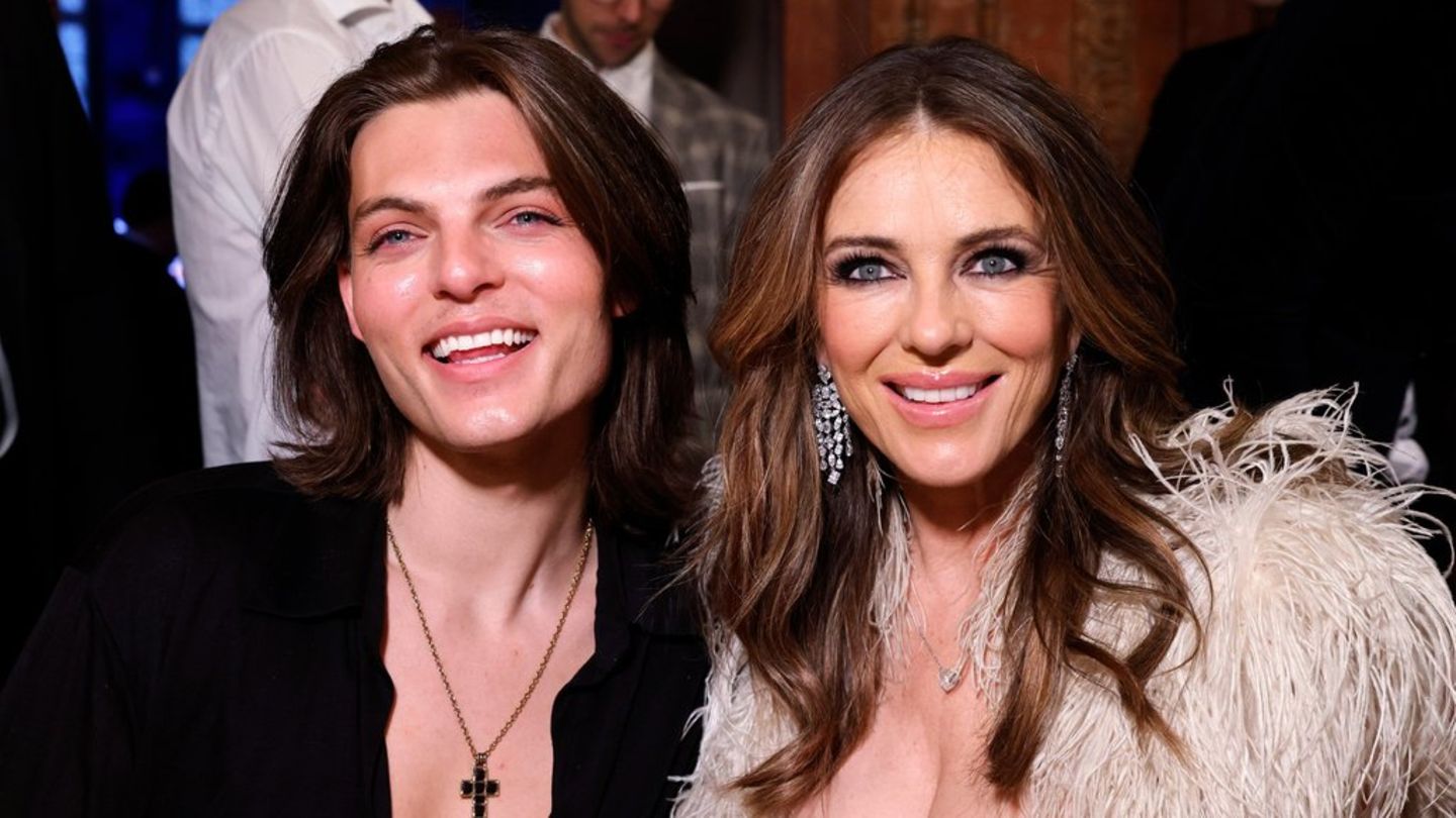 Liz Hurley mit Damian Hurley bei einer Charity-Gala in Düsseldorf. Glamour und soziales Engagement.