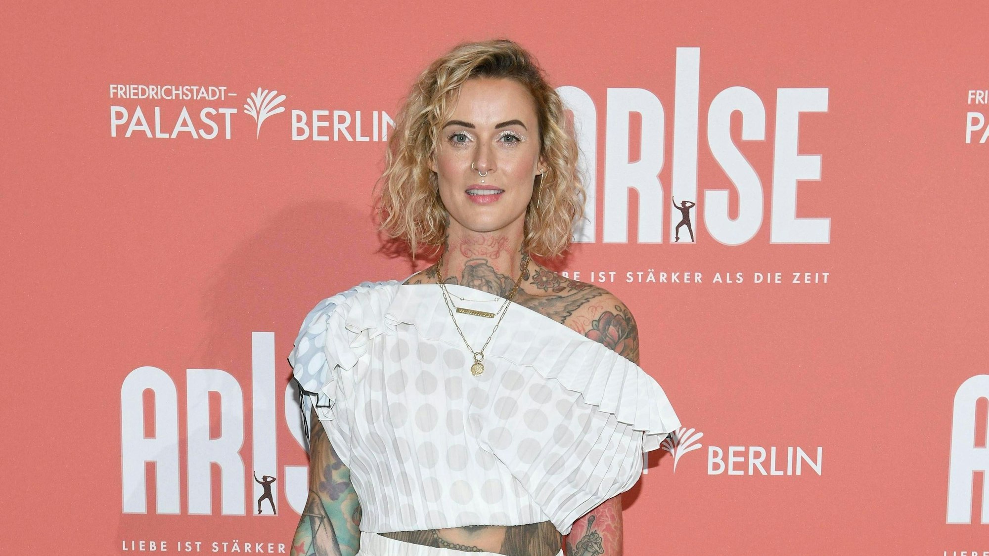Jennifer Weist auf dem roten Teppich bei einer Veranstaltung des NDR.