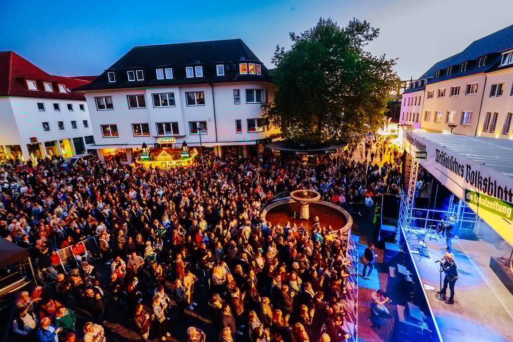 Blick auf das frühlingsfest paderborn am Rathausplatz