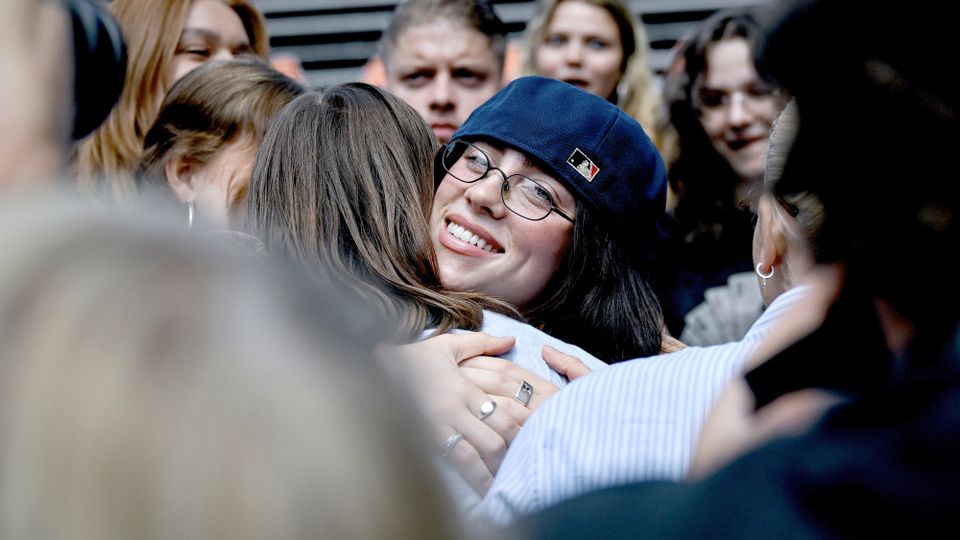 Tom Odell während eines Auftritts auf der Bühne