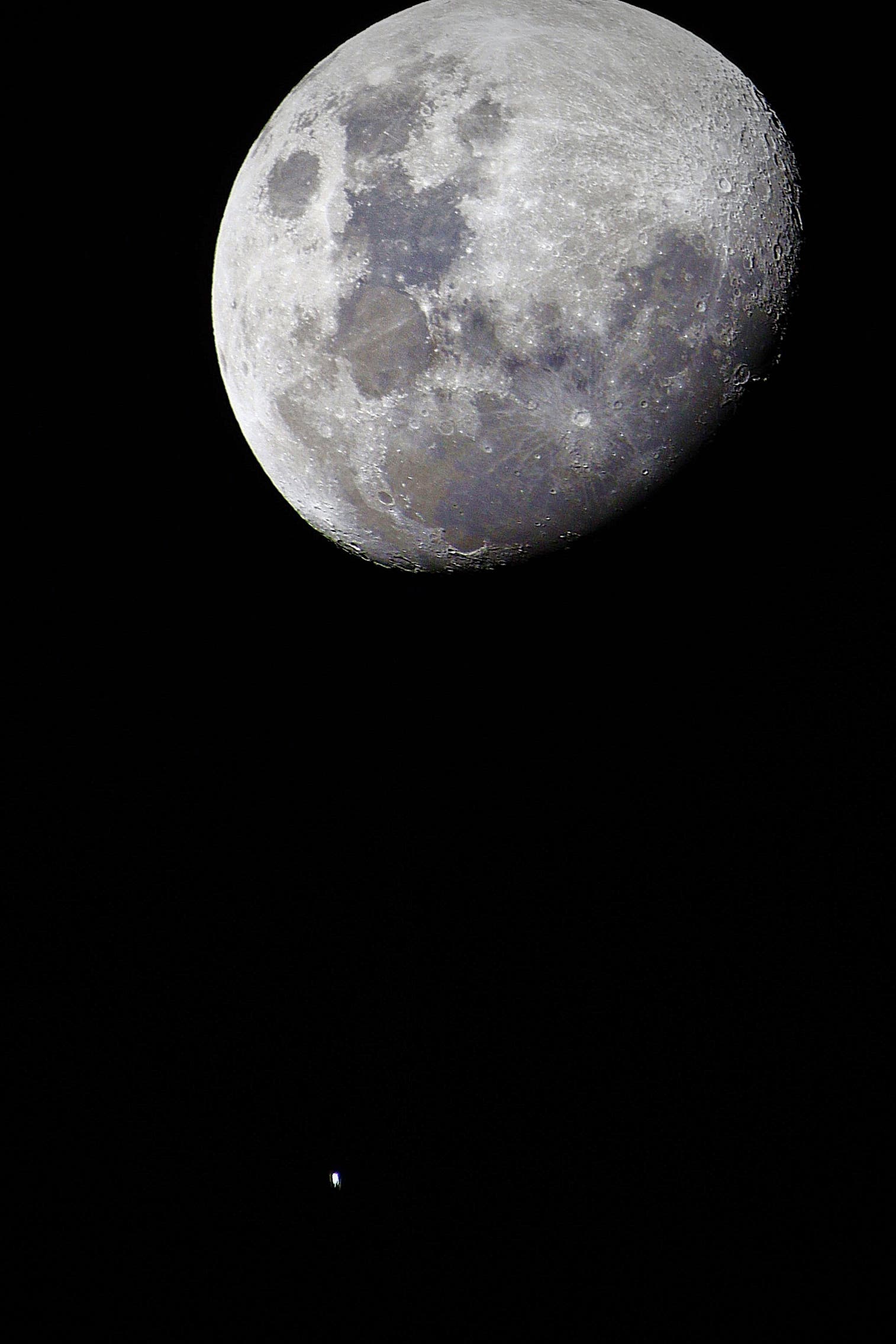 ISS vor dem Nachthimmel über Italien.