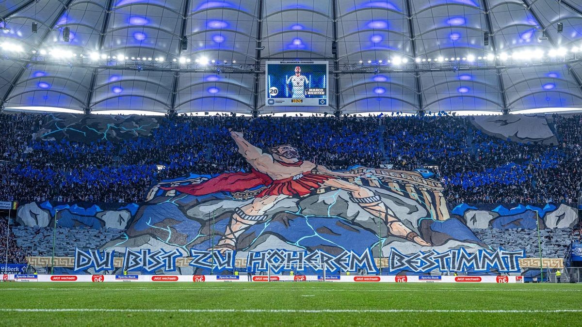 Saskia Leppin vor dem Hamburger Volksparkstadion im HSV-Trikot