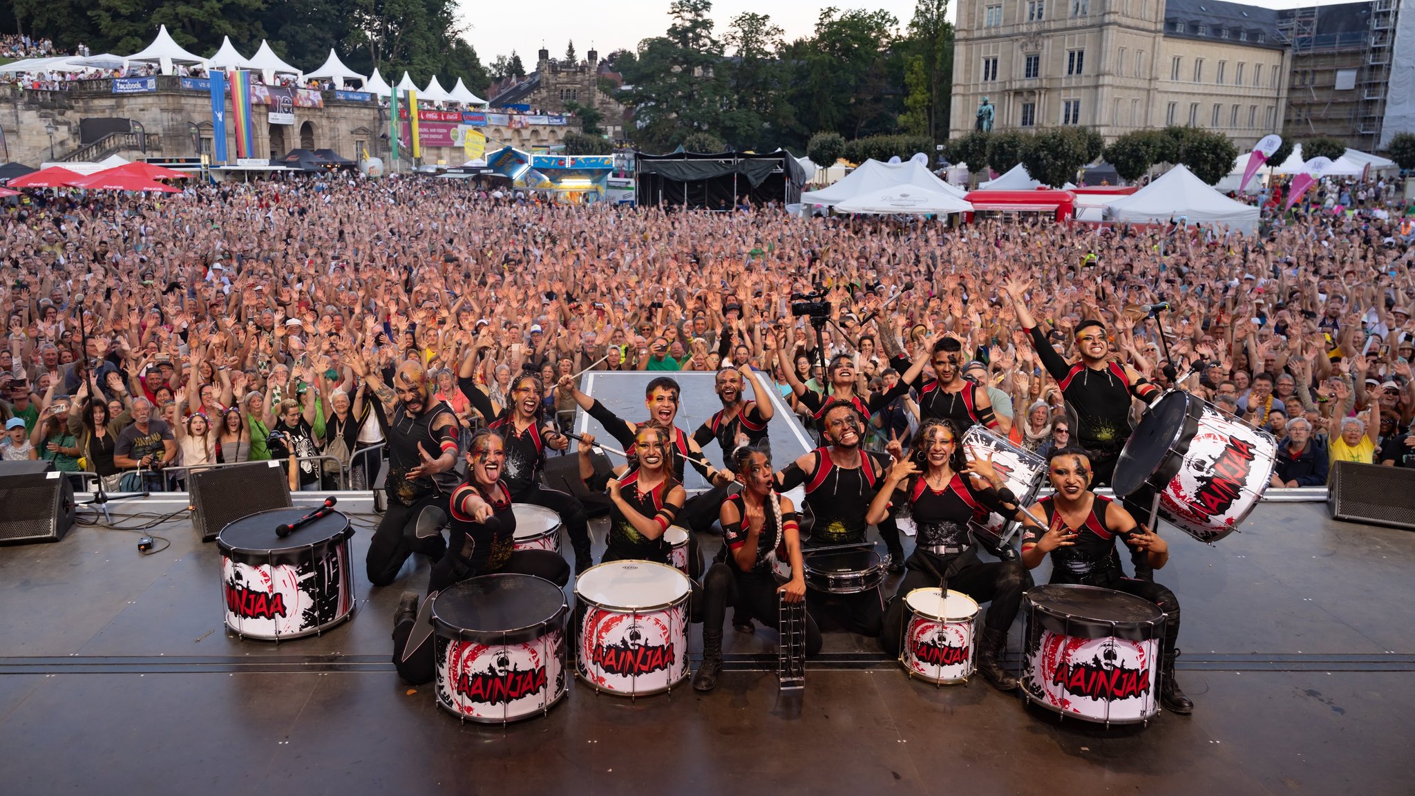 Samba-Festival-Stimmung mit Farben und Kostümen aus Brasilien