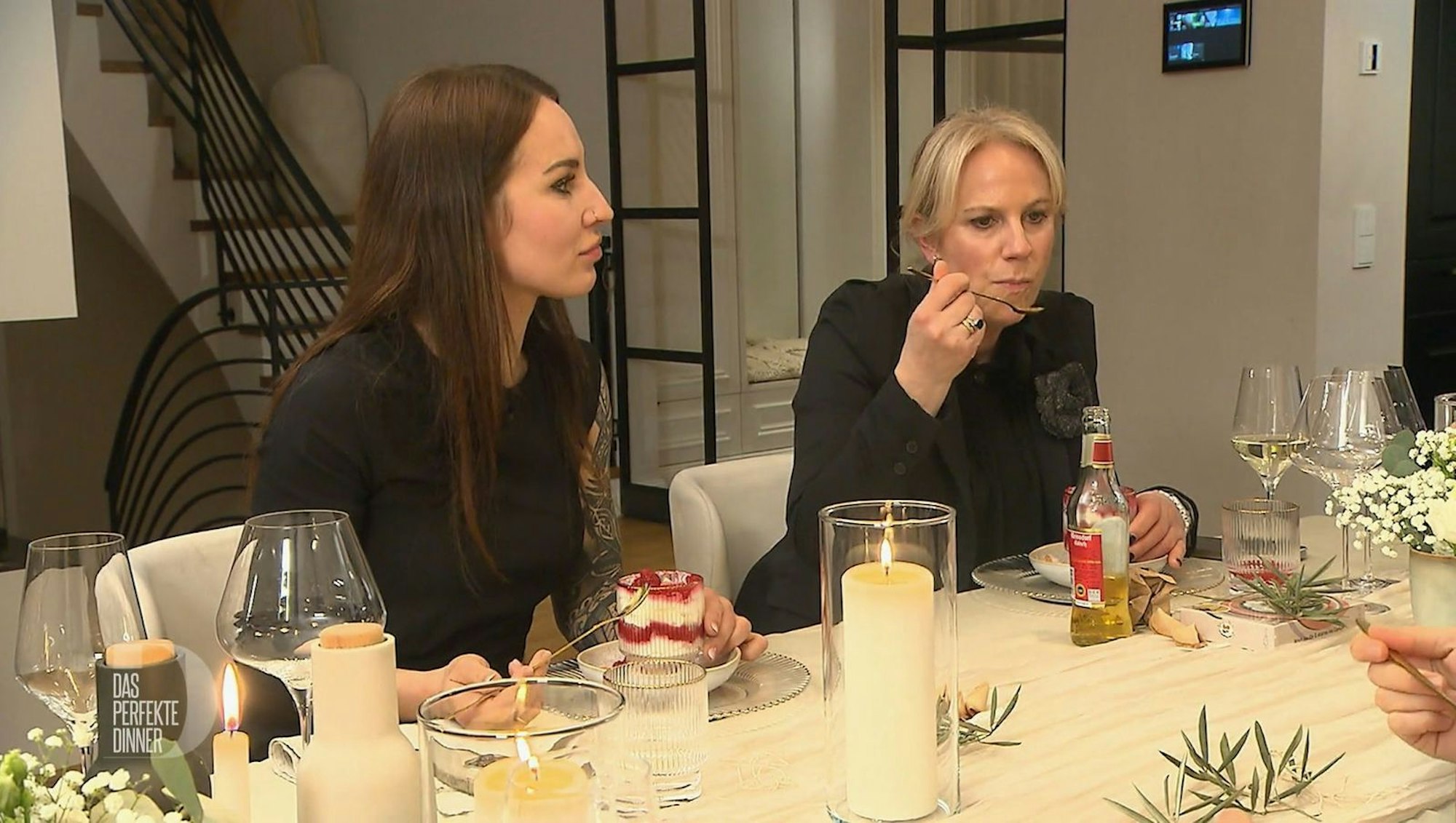 Festlicher Esstisch mit dekorativer Beleuchtung – das perfekte Dinner beginnt