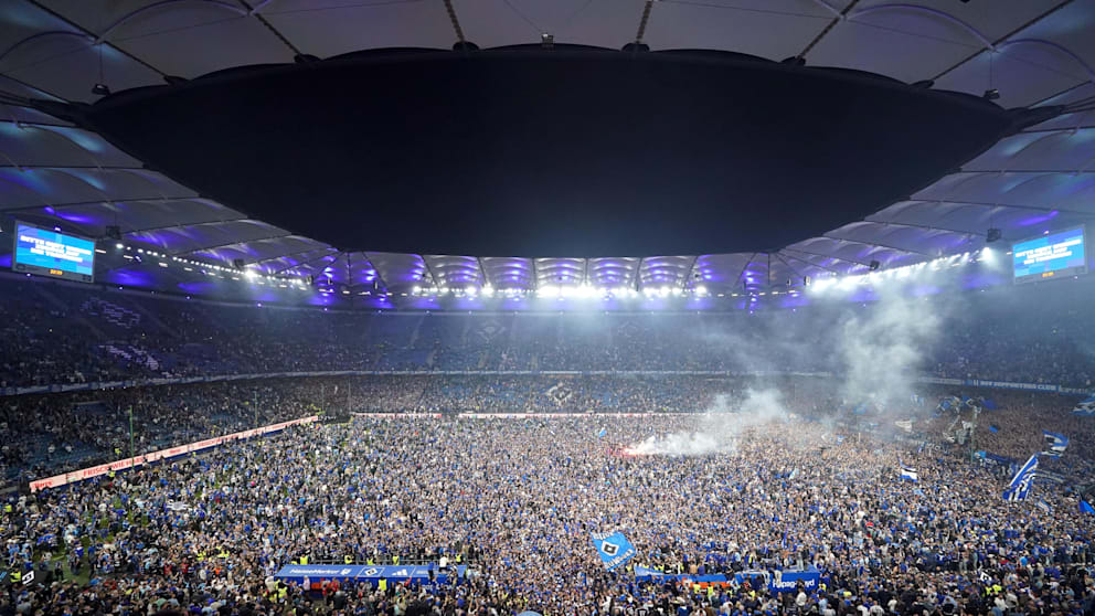 Fußballspiel auf Sport 1 – Fußballfans jubeln
