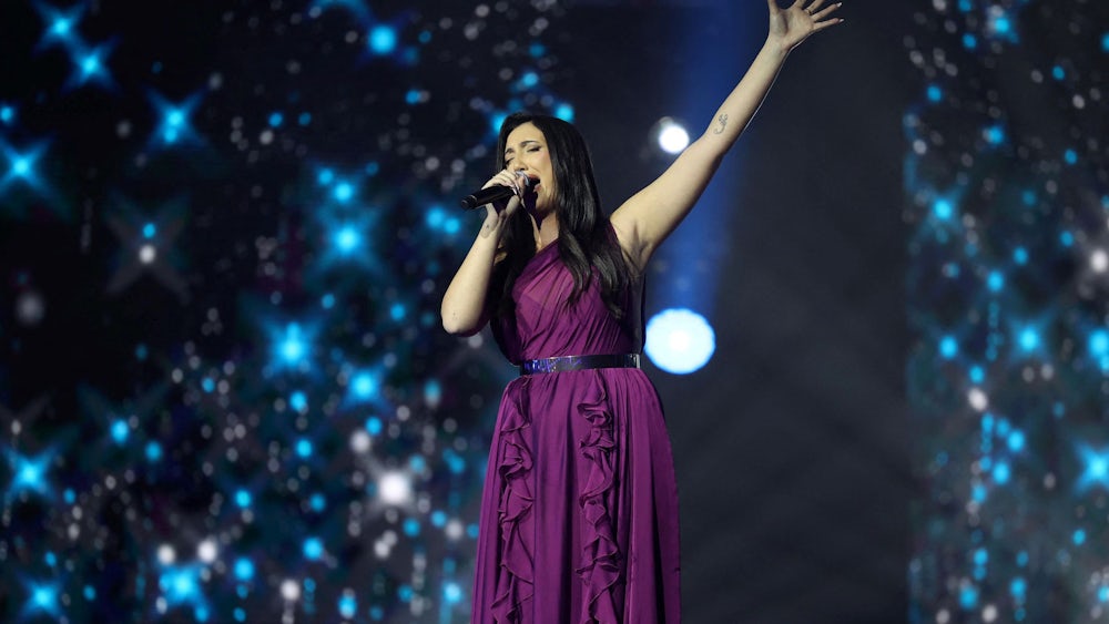 Bühne des Eurovision Song Contest mit Künstlern und Lichtershow