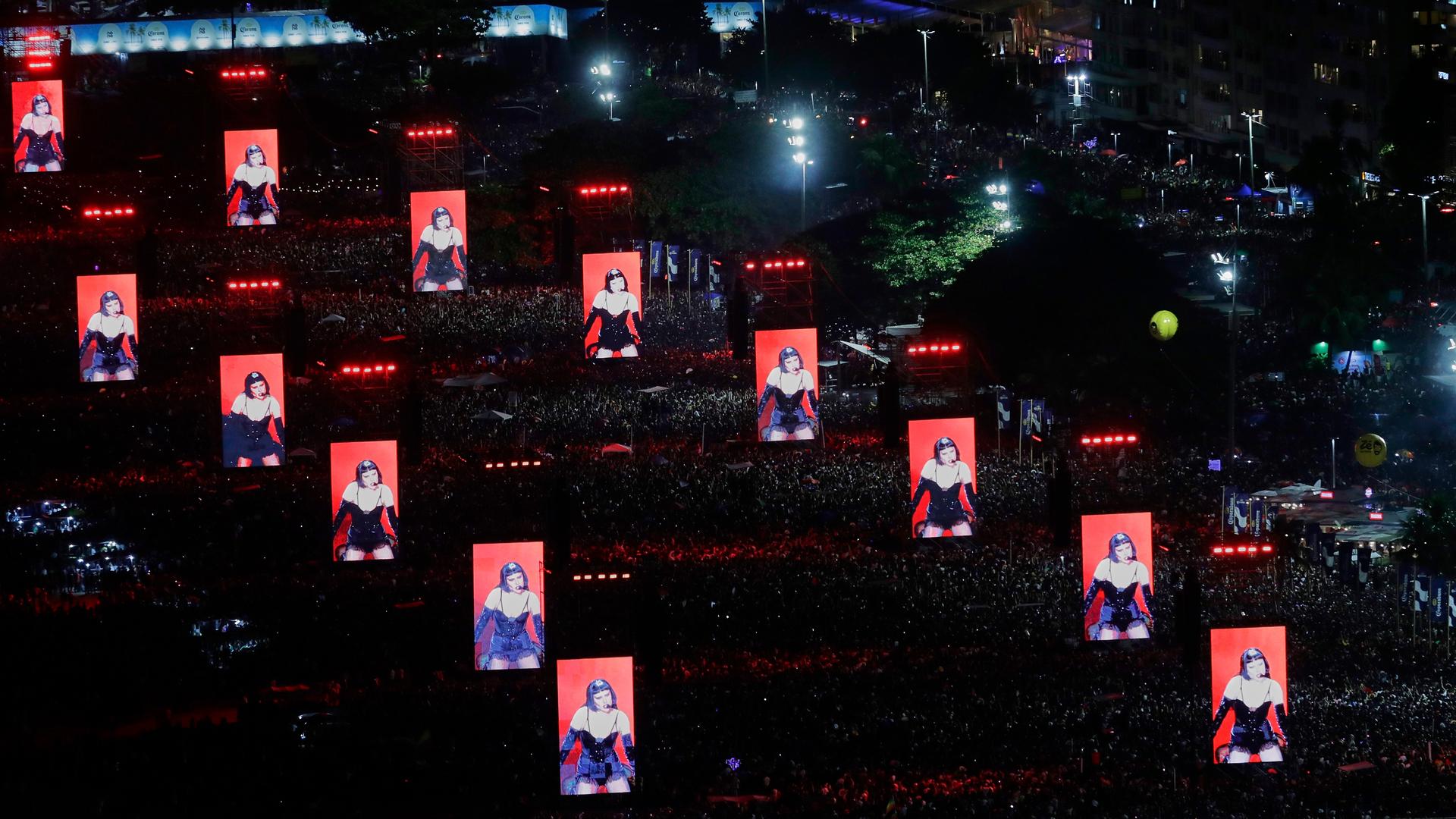 Blick auf die Copacabana während eines Konzerts in Brasilien