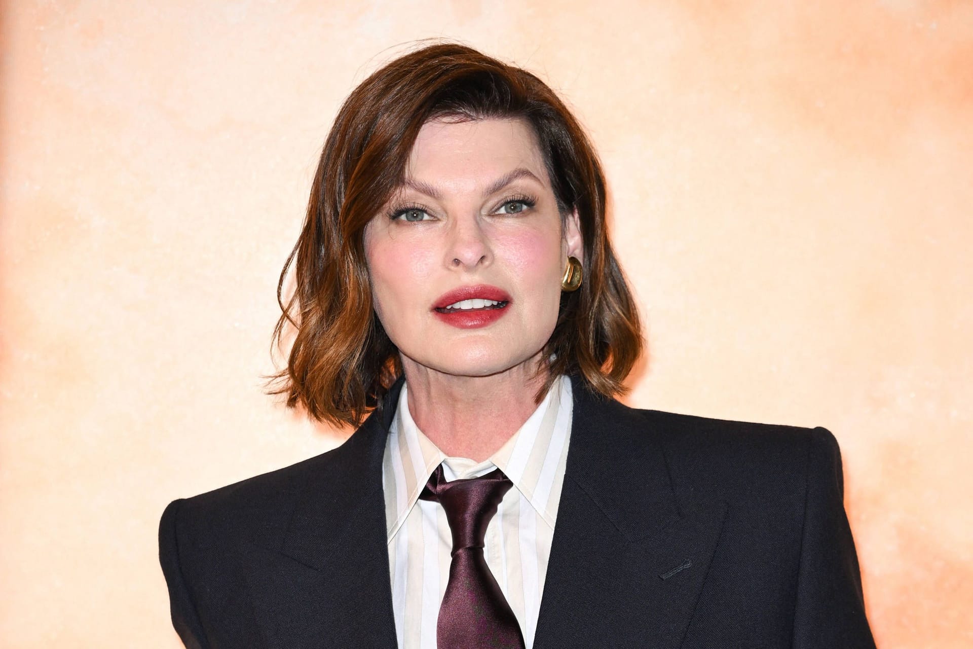 Linda Evangelista moderiert einen Laufsteg, ein Symbol ihrer Rückkehr in die Modewelt.