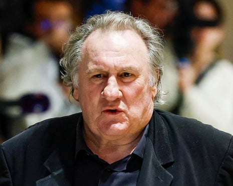 Gérard Depardieu verlässt das Gericht in Paris