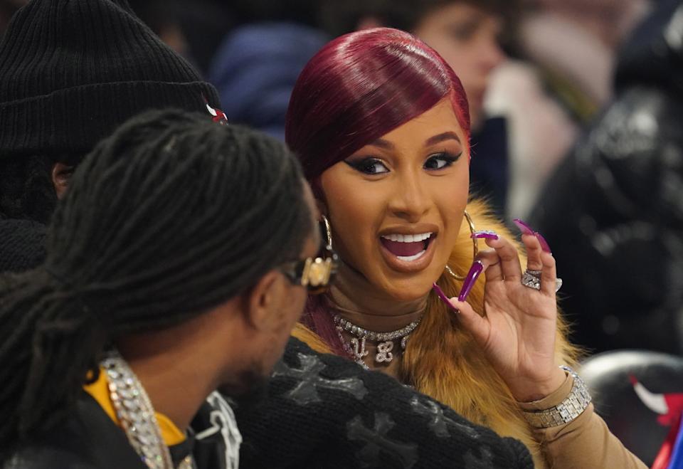 Cardi B glänzt bei Knicks–Celtics neben Stefon Diggs