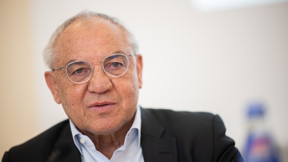 Felix Magath sitzt auf dem Roten Sofa – Symbolbild einer Trainerlegende