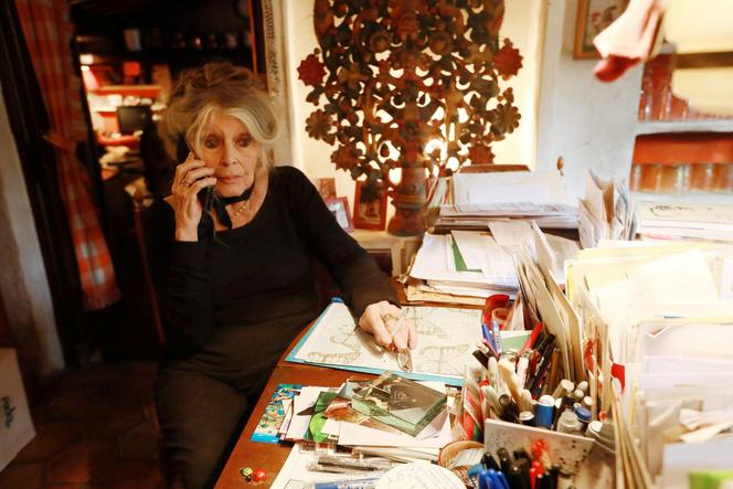 Brigitte Bardot chez elle à Saint-Tropez, entourée de ses animaux