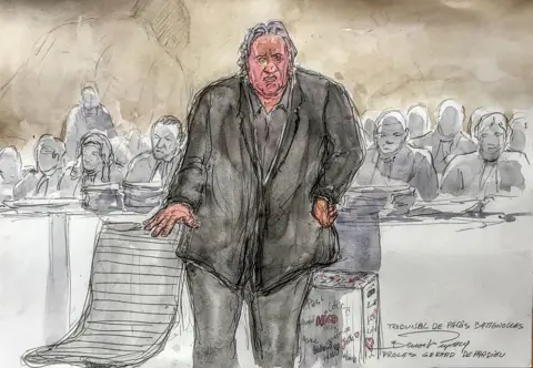 Gérard Depardieu verlässt das Pariser Strafgerichtssaal nach dem Urteil, Bild mit Fokus auf "Gerard Depardieu"