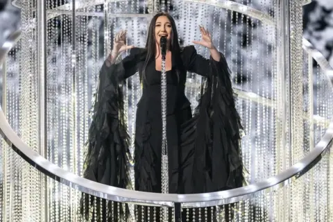 ESC Vote: Eurovision Song Contest Bühne mit Lichtern und Abstimmungsbildschirm