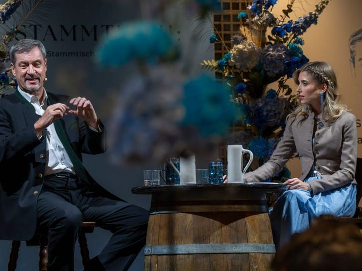 Cathy Hummels und Markus Söder beim Stammtisch