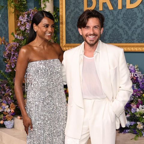 Benedict und Sophie aus Bridgerton Staffel 4 vor eleganter Kulisse