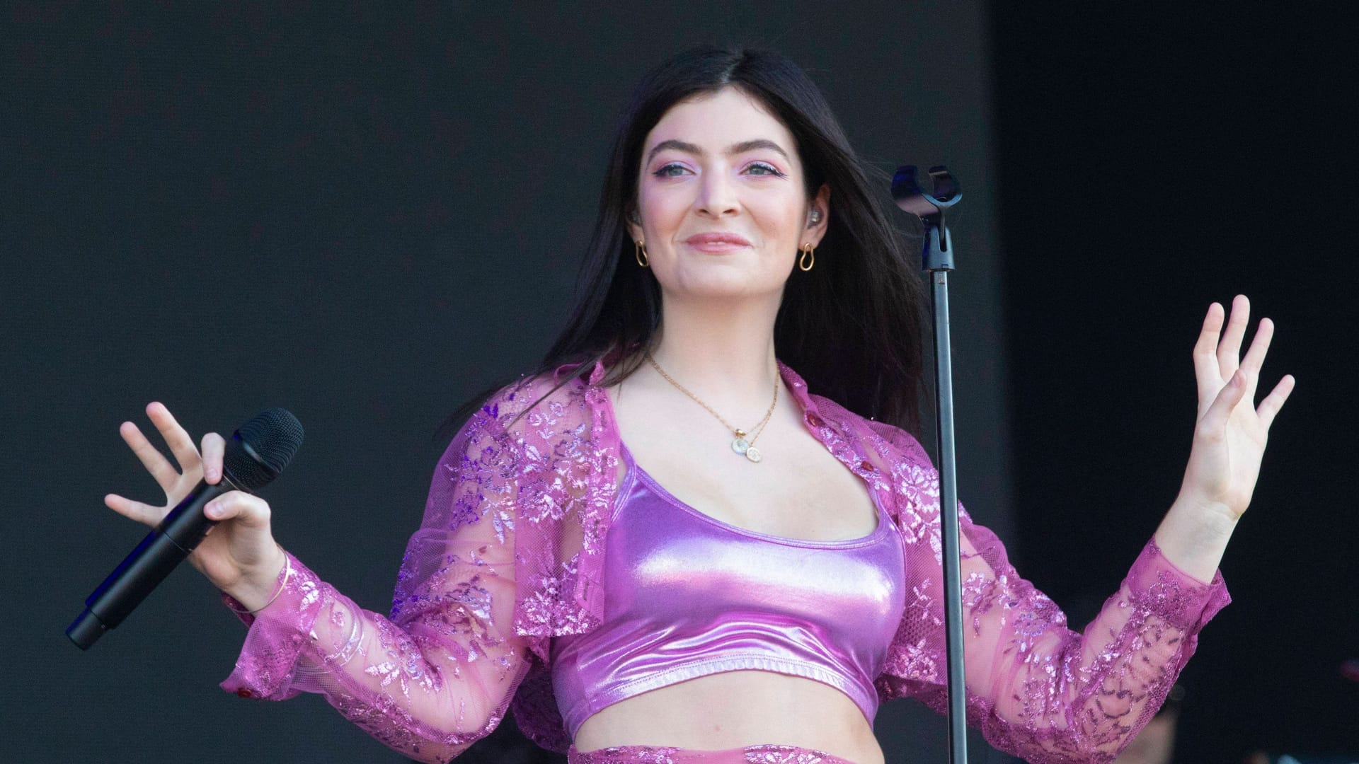 Lorde auf der Bühne – Fans warten auf Lorde Tickets 2025