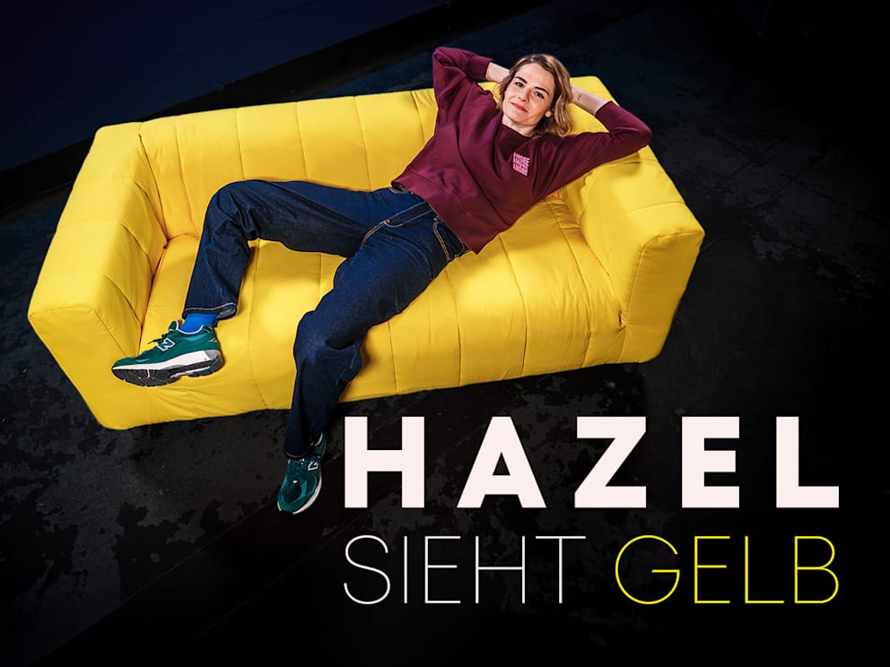 Hazel Brugger auf der Bühne während einer Moderation