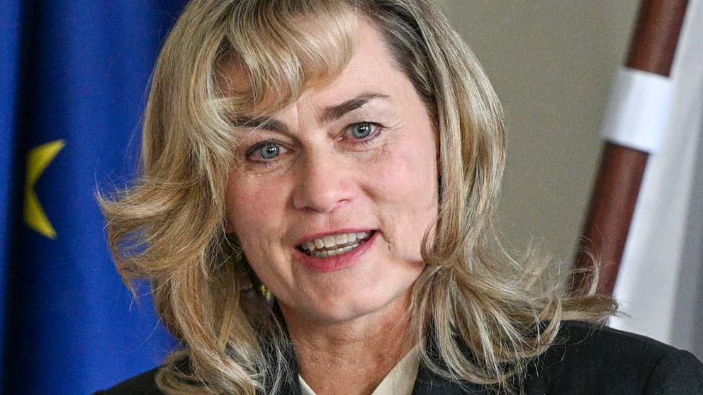 Gesine Cukrowski lächelt in die Kamera