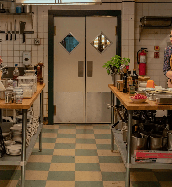 Vince Vaughn und die Nonnas im Film – Szene aus dem Nonnas Film auf Netflix