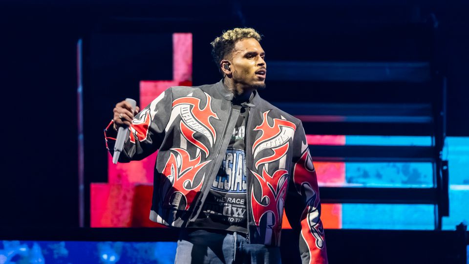 Chris Brown bei einem internationalen Konzert, großes Publikum – Chris Brown Konzert