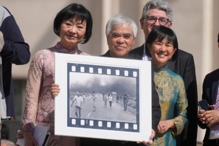 napalm girl fleeing Vietnam napalm attack