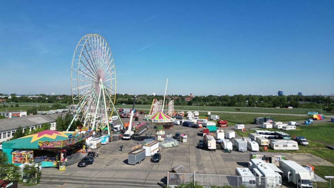 Buntes Treiben beim deutsch amerikanisches freundschaftsfest heidelberg 2025: Festgelände mit Fahrgeschäften und Besuchergruppen