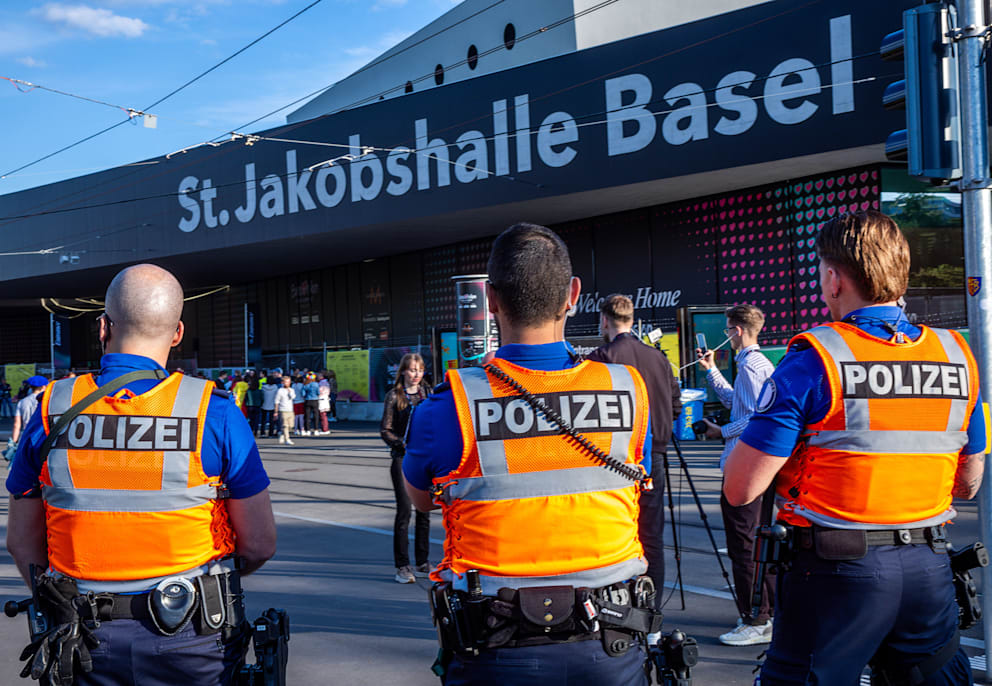 Der ESC Eurovision Song Contest 2025 in Basel: Bühne und Publikum erleben das Musik-Spektakel gemeinsam.