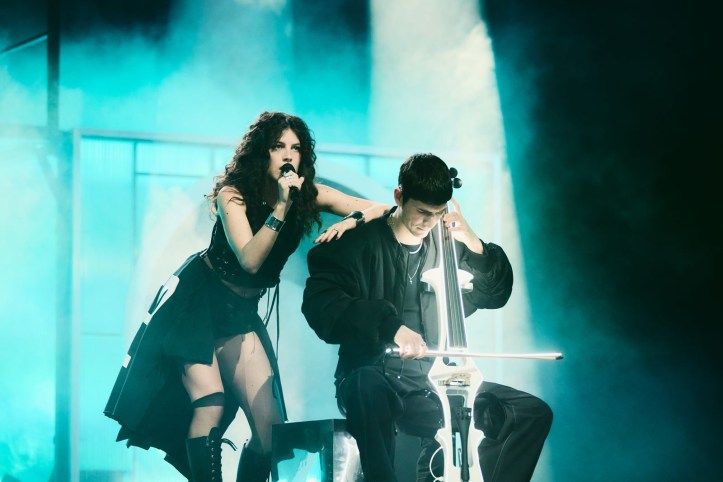 Jubel in Basel beim ESC Schweiz 2025: Die Bühne in der St. Jakobshalle