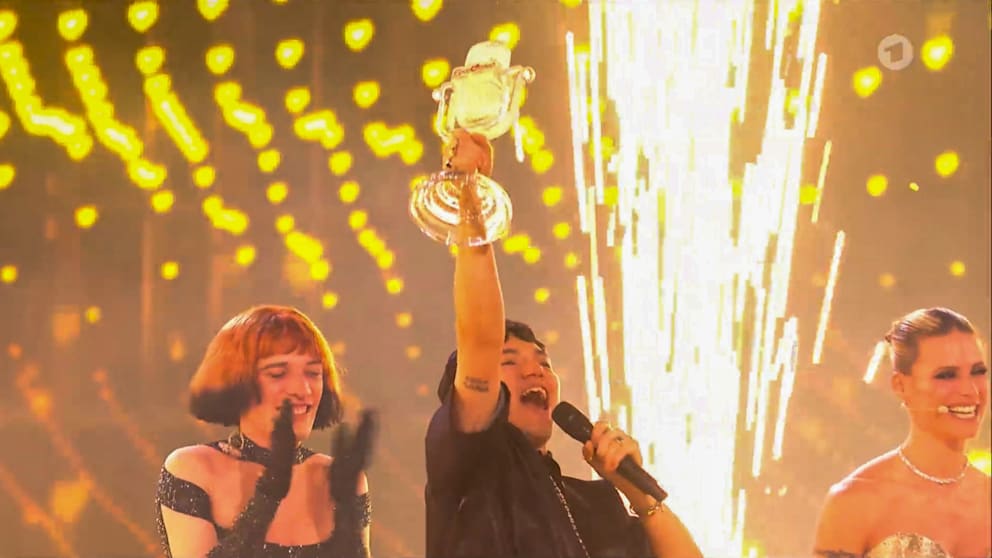 Sieger JJ hält die ESC Trophäe in die Höhe – esc eurovision song contest 2025