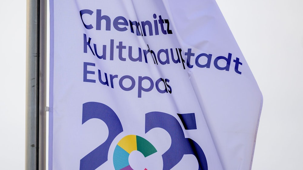 Startschuss beim Chemnitz Marathon 2025. Läuferinnen und Läufer am Marktplatz in Chemnitz.