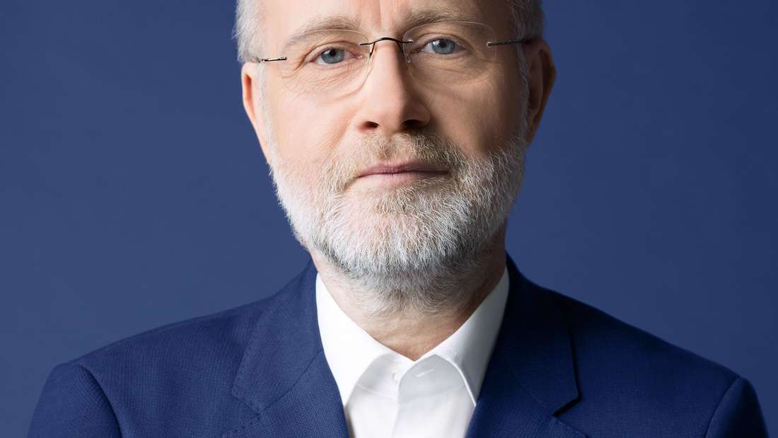 Harald Lesch während einer TV-Produktion, nachdenklich mit dem Fokus auf Wissenschaft und Philosophie