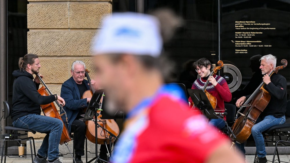 Startschuss zum Chemnitz Marathon: Läufer vor dem Alten Rathaus in Chemnitz