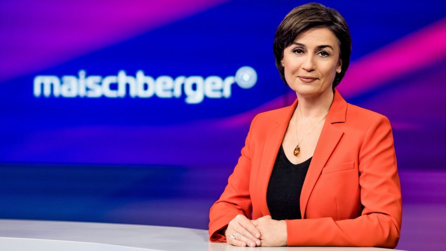 Sandra Maischberger diskutiert mit ihren Gästen im Studio