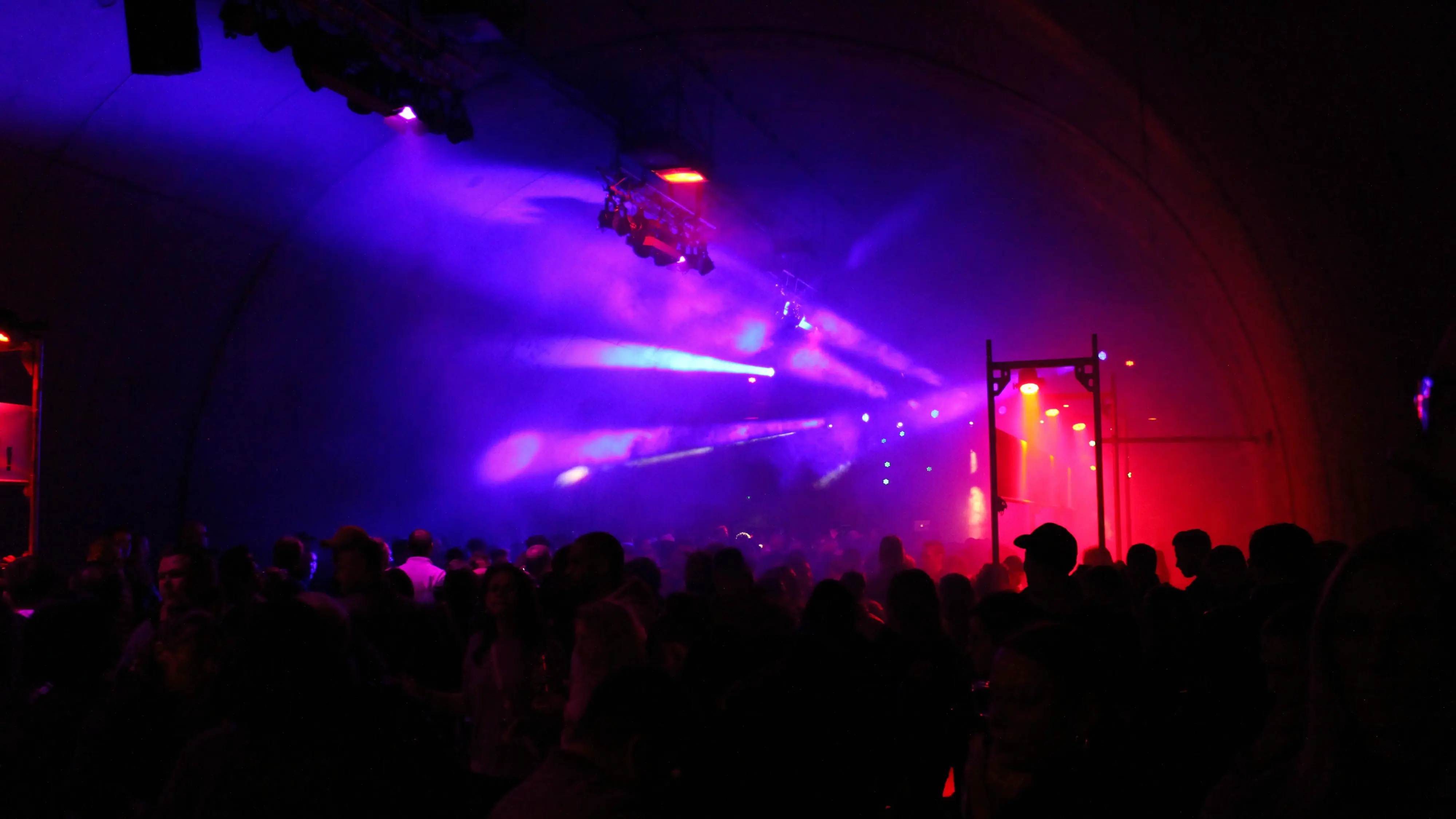 Feiernde Menschen beim Tunnel-Dance in Albstadt – ein Highlight, wie es der Schwarzwälder Bote beschreibt.