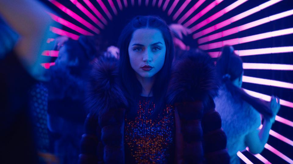 Ana de Armas posiert auf dem roten Teppich einer Filmpremiere