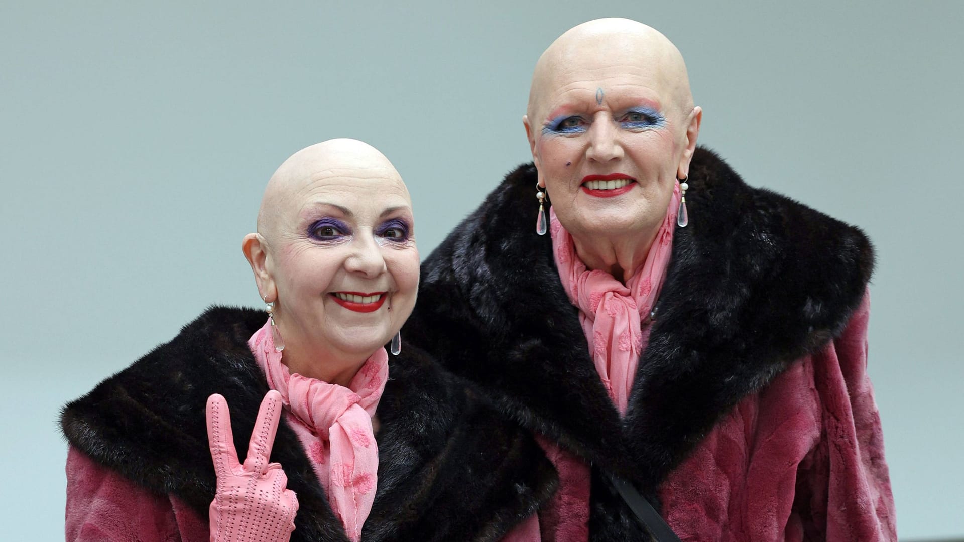 Eva und Adele bei einer Performance in Berlin