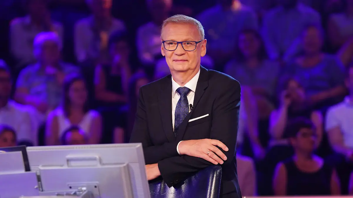Günther Jauch im Studio von "Wer wird Millionär" im RTL Livestream
