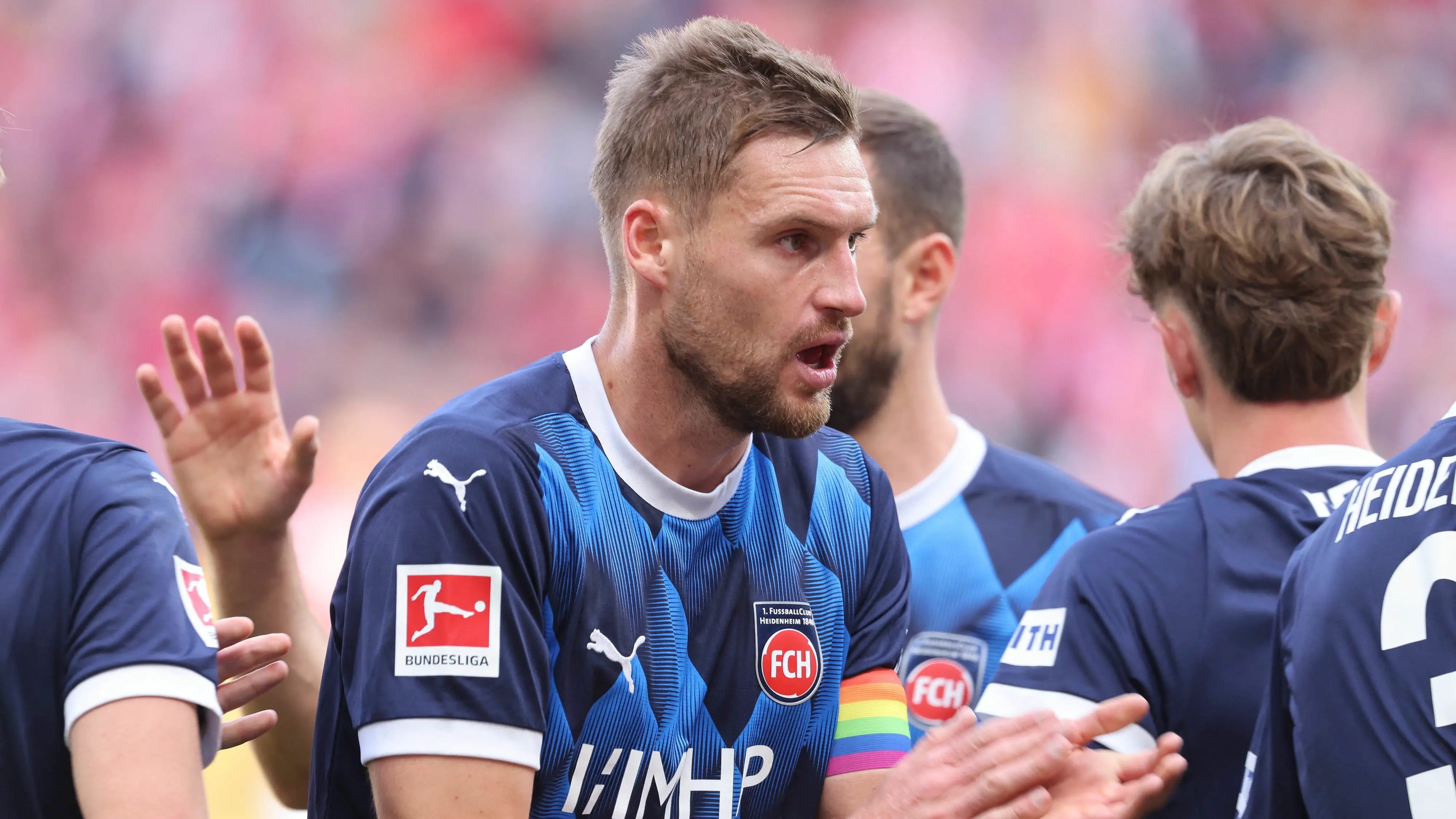 Spielszene mit fußball heute im Fokus