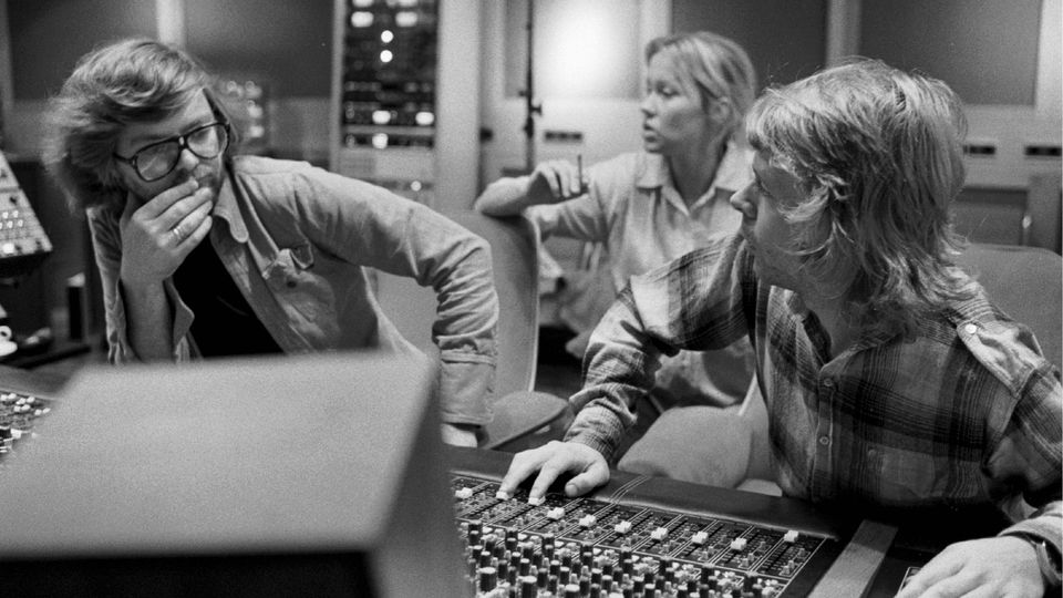 Michael B. Tretow mit den ABBA-Mitgliedern im Studio, abba legende gestorben