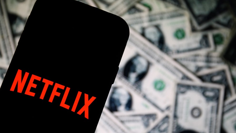Frau prüft Netflix Rückerstattung am Laptop